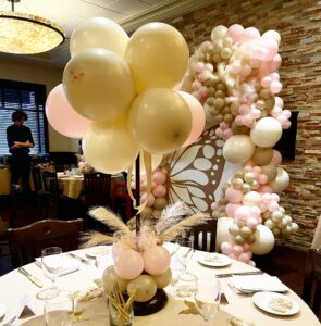 neutral balloon arch and centerpiece